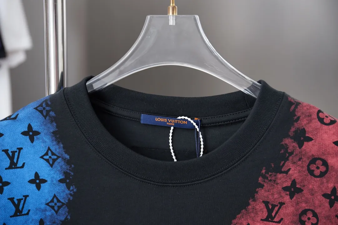 🅿️190 1V 25SS early spring new style Colorful digital LV lettering short sleeves Light luxury essential item for daily commuting for men and women Correct version Welcome to compare Detailed features · 320g 100% pure cotton double yarn jersey fabric · Special thickened 32 pieces of double-strand 1X1 thread in the same cylinder custom dyeing · Positioned color digital LV lettering printing · Double needle stitching and cross-stitching technology · Original main mark, washed tag, brand moisture-proof paper packaging Color: black/white Size: S/M/L/XL